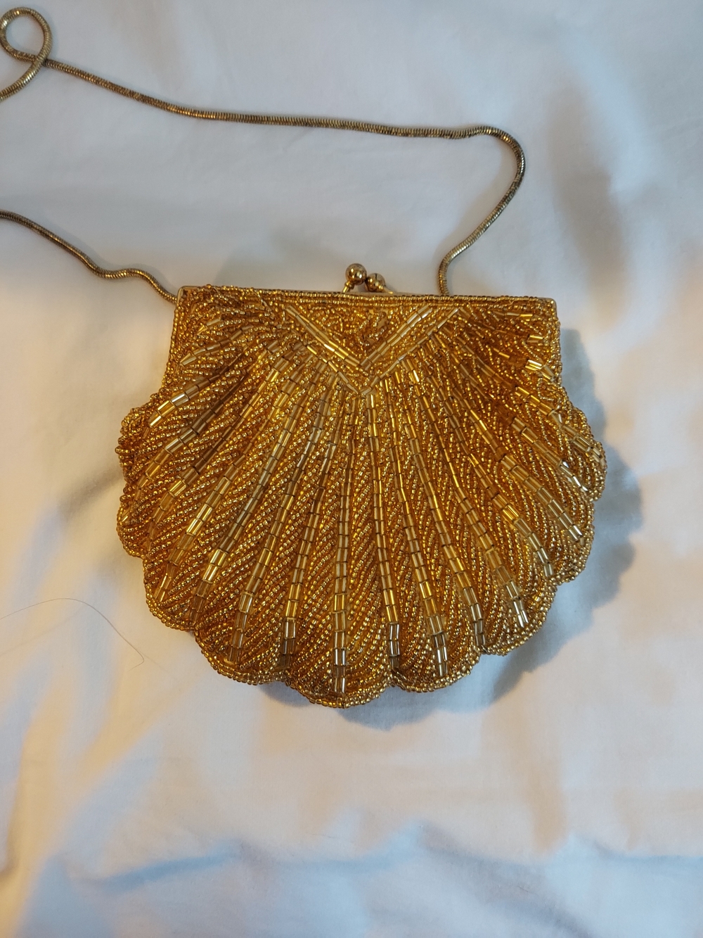 Vintage La Regale Gold Beaded Clamshell Evening Bag Clutch Kiss Lock - Picture 2 of 9